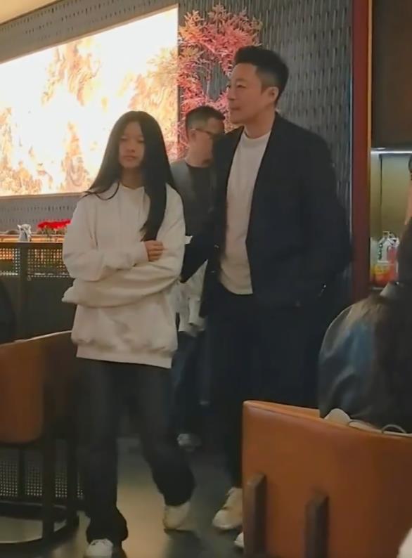 爱游戏官网-大S女儿玥儿开通账号，用烟花缅怀母亲，小S和徐妈同时关注